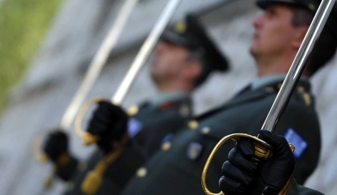 Πόσα αναδρομικά θα πάρουν στρατιωτικοί, αστυνομικοί και τα άλλα ειδικά μισθολόγια